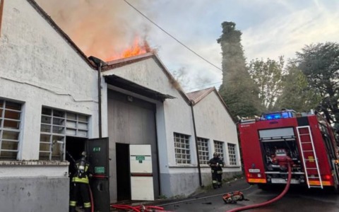 Incendio in un capannone: intervento dei vigili del fuoco