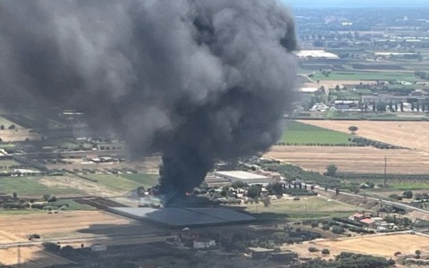 Incendio in un’azienda agricola a Sezze Scalo / VIDEO