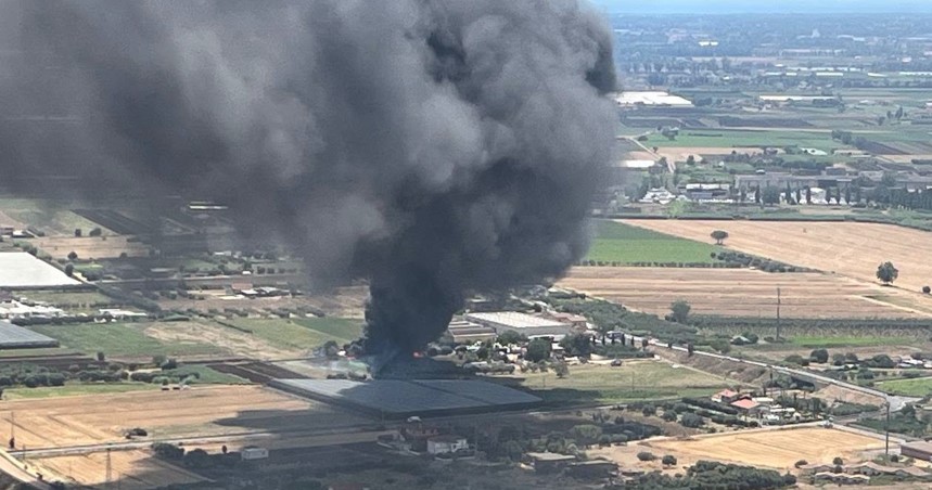 Incendio in un’azienda agricola a Sezze Scalo / VIDEO
