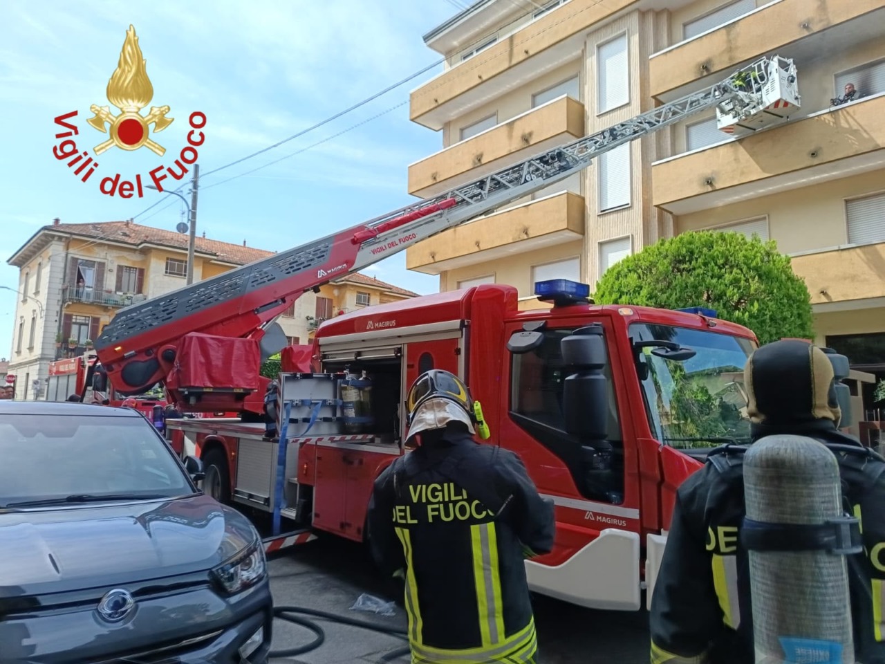 Incendio in via Petrarca, evacuata una residente