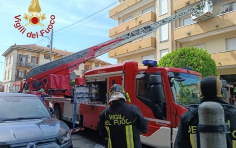 Incendio in via Petrarca, evacuata una residente