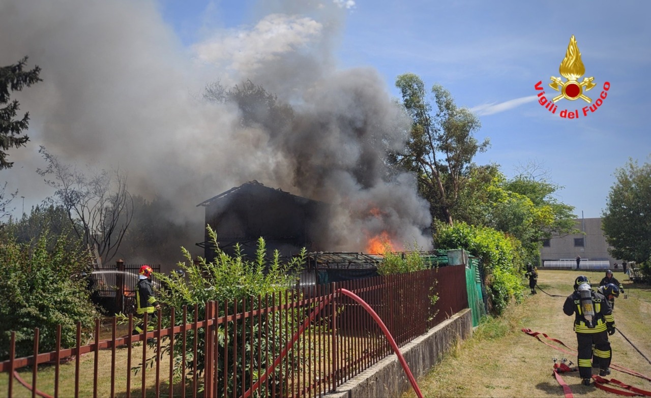 Incendio nel Meratese, fumo visibile a chilometri di distanza