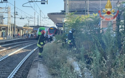 Incendio vicino ai binari, treni bloccati alla stazione di Monza
