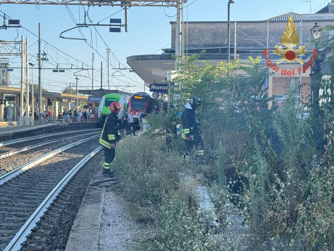 Incendio vicino ai binari, treni bloccati alla stazione di Monza
