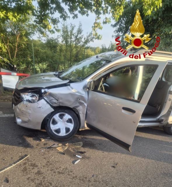Incidente a Malnate, donna estratta con le cesoie dall’automobile