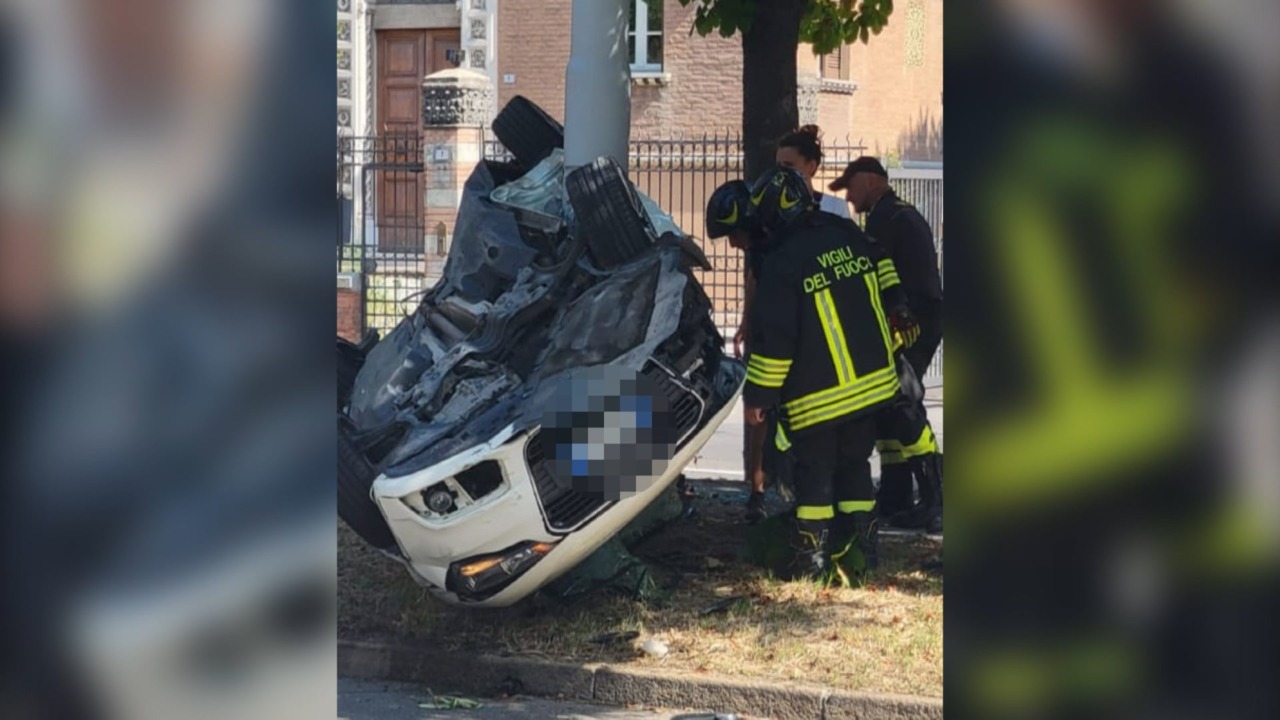 Incidente in viale Gozzadini, auto carambola nei pressi della tangenziale delle biciclette