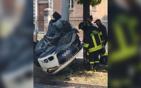 Incidente in viale Gozzadini, auto carambola nei pressi della tangenziale delle biciclette