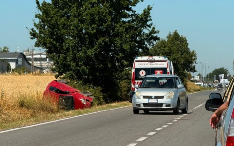 Incidente sulla provinciale 155 tra Novi e Basaluzzo: auto ribaltata in un fosso