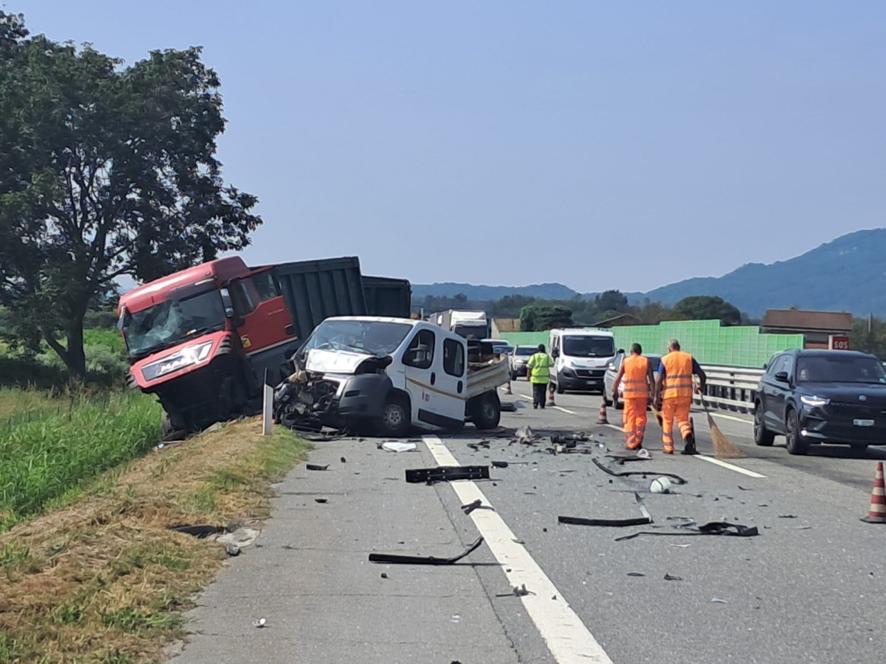 Incidente sull’A5 tra Ivrea e Quincinetto, autotreno contro due mezzi di cantiere: traffico verso Aosta