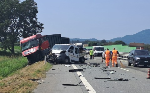Incidente sull’A5 tra Ivrea e Quincinetto, autotreno contro due mezzi di cantiere: traffico verso Aosta