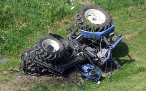 Incidenti sul lavoro: il trattore si ribalta nel suo terreno, morto sindaco di 56 anni