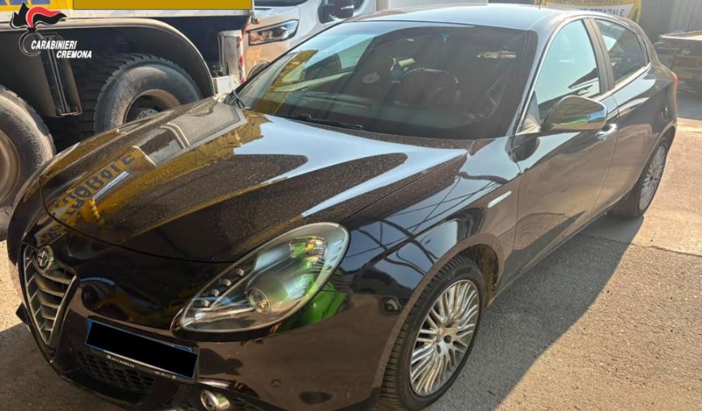 Inseguimento nella notte a Pandino: i Carabinieri recuperano un’auto rubata, caccia ai tre fuggitivi