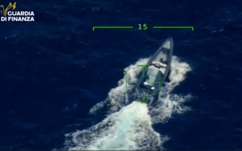 Intercettato nell’Atlantico gommone con oltre 2,6 tonnellate di cocaina: tra gli arrestati un mantovano