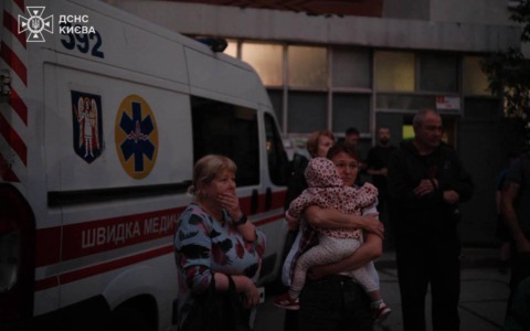 Kiev sotto una nuova ondata di missili e droni: almeno 10 morti, il Cremlino avverte la Polonia