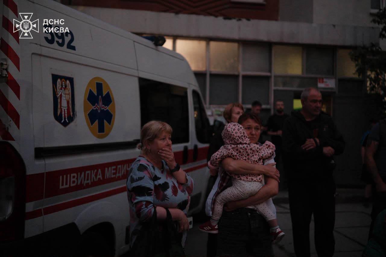 Kiev sotto una nuova ondata di missili e droni: almeno 10 morti, il Cremlino avverte la Polonia
