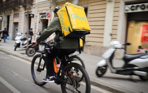 La denuncia della Cgil di Bergamo: ai rider di Glovo arrivano conguagli irrisori, scoppia il caso