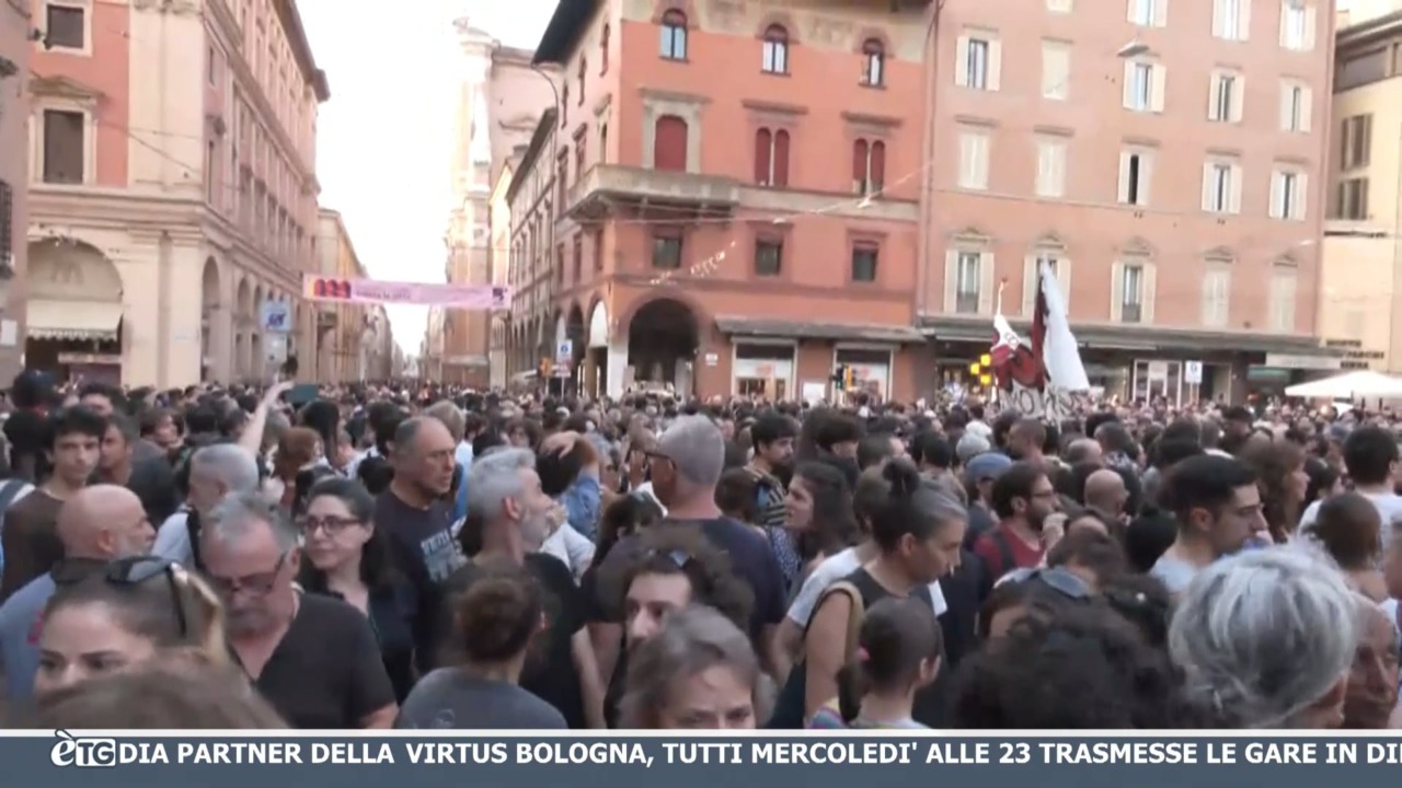 La manifestazione in piazza Nettuno per la morte di un 42enne durante un fermo di polizia