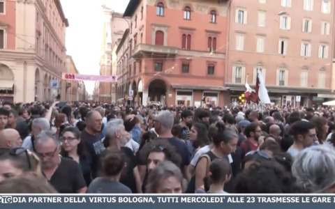 La manifestazione in piazza Nettuno per la morte di un 42enne durante un fermo di polizia