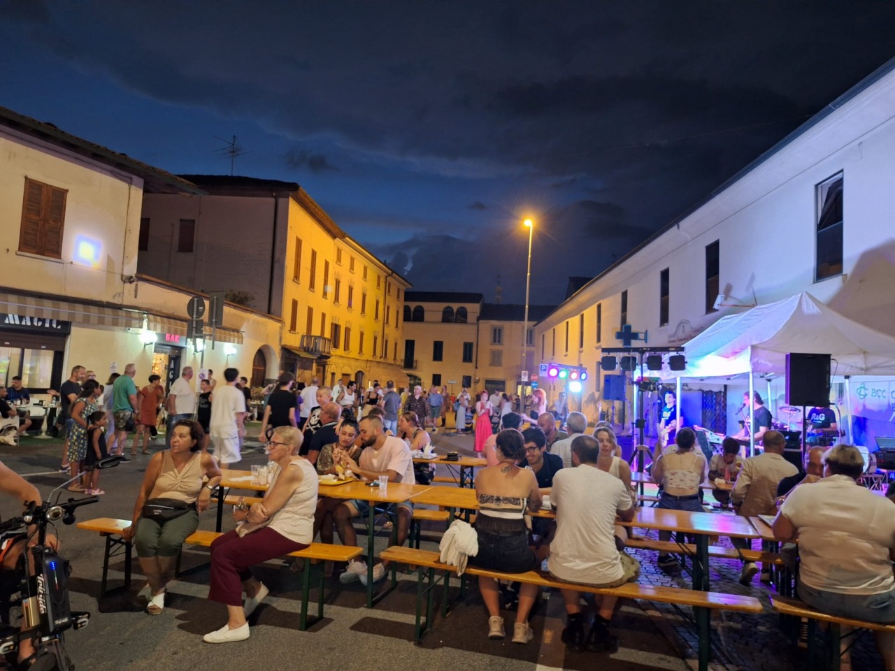 La pioggia non ferma la voglia di festa, la “Notte bianca” fa boom