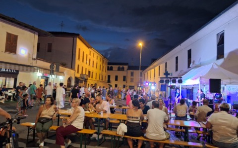 La pioggia non ferma la voglia di festa, la “Notte bianca” fa boom