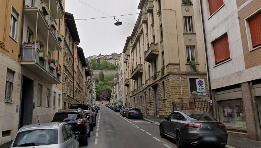 Ladri acrobati, nuovo colpo in via Locatelli: cassaforte con Rolex e contanti sparisce da un appartamento