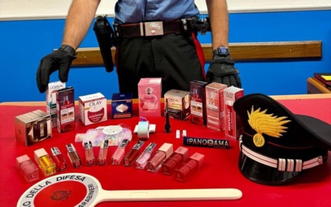 Ladri tra le corsie del supermercato tentano colpo da centinaia di euro, scoperti da un carabinieri fuori servizio
