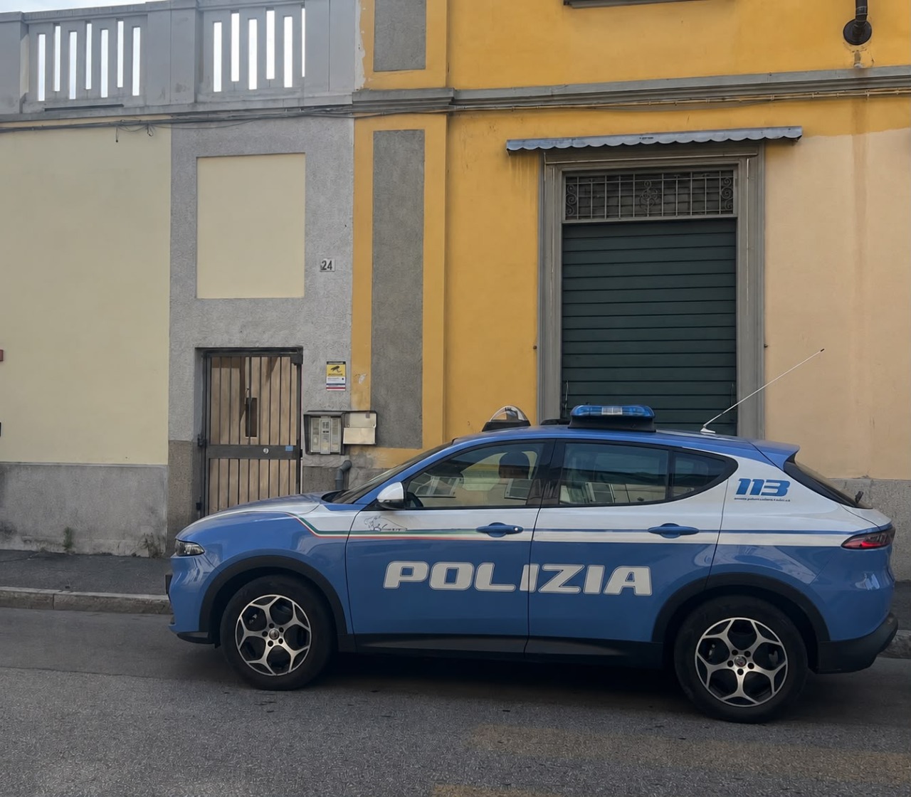 Lancia “polvere bianca” dalla finestra: arrestato
