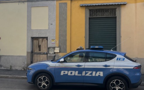 Lancia “polvere bianca” dalla finestra: arrestato