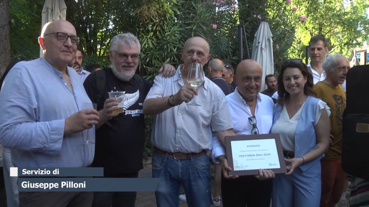 Brindisi per l’ottantesimo compleanno della trattoria Dall’Olio in via Scandellara