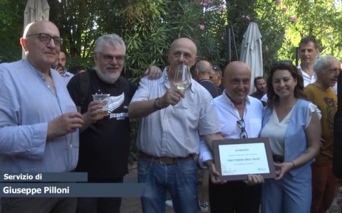 Brindisi per l’ottantesimo compleanno della trattoria Dall’Olio in via Scandellara