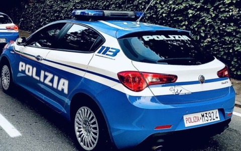 Le rapina il portafoglio e il cellulare ma viene poco dopo fermato dagli agenti della Polizia di Stato