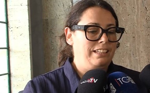 Le sorelle Montoro ancora in strada e senza cibo, Ascari (M5S): “Manifesteremo davanti al Tribunale di Latina”. L’INTERVISTA