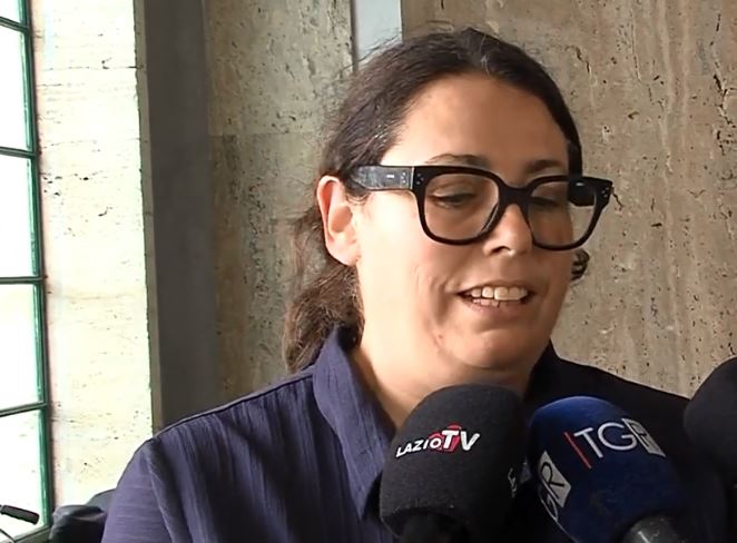 Le sorelle Montoro ancora in strada e senza cibo, Ascari (M5S): “Manifesteremo davanti al Tribunale di Latina”. L’INTERVISTA