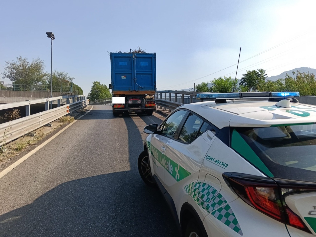 Lecco, camion in panne sulla rampa del Bione: traffico in tilt