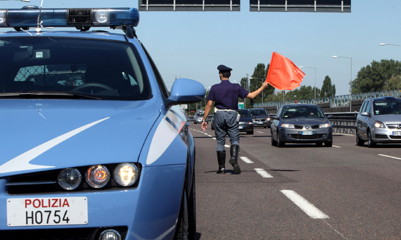 Lecco, donna in travaglio bloccata sulla Statale: la Polizia Stradale di Bellano le apre la strada fino all’ospedale