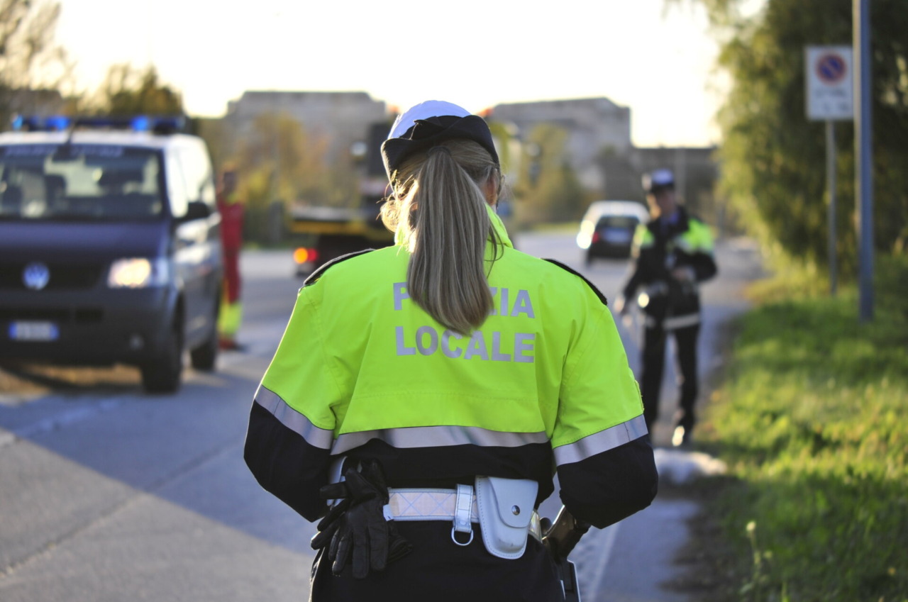 Lecco, neonata di 4 giorni chiusa in auto: salvata da una ufficiale della Polizia Locale fuori servizio