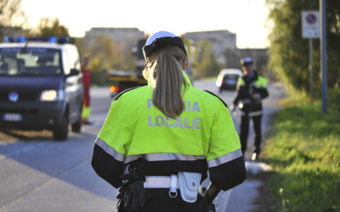 Lecco, neonata di 4 giorni chiusa in auto: salvata da una ufficiale della Polizia Locale fuori servizio