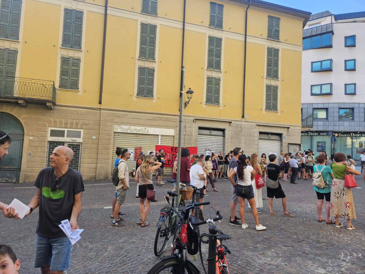 Lecco, presidio della Rete Antifascista: «No alla remigrazione, sì ai diritti»