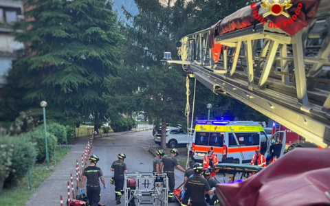 Lecco, soccorso urgente in via Fani: persona salvata con l’autoscala dei Vigili del Fuoco