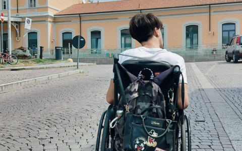 Lecco, stazione  senza ascensori: il viaggio a ostacoli di Joele in carrozzina