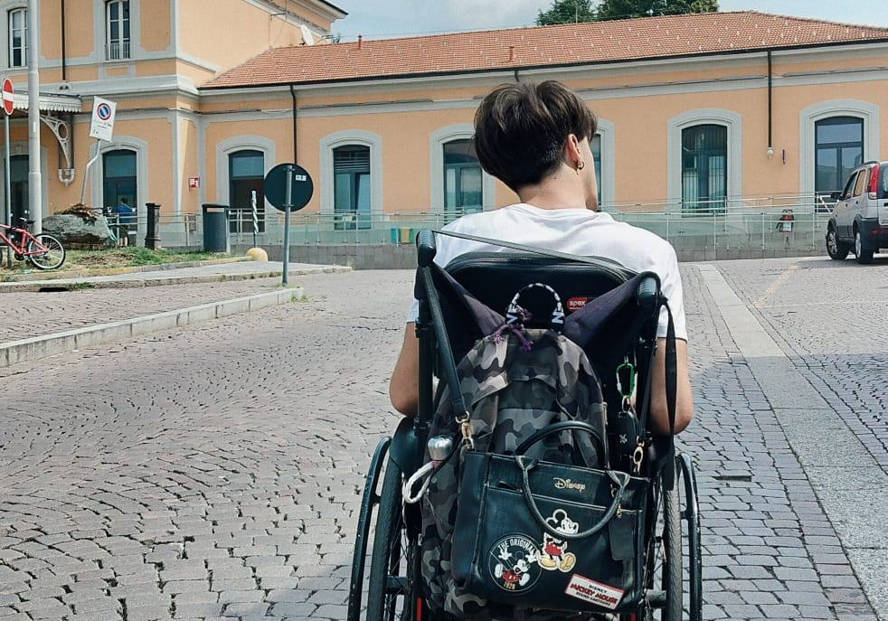 Lecco, stazione  senza ascensori: il viaggio a ostacoli di Joele in carrozzina