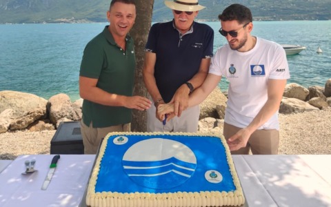 Limone sul Garda celebra la Bandiera Blu 2026, inaugurato il nuovo gommone di salvatggio