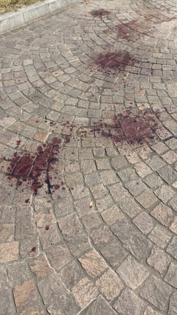 Lite in stazione, 42enne colpito alla gola