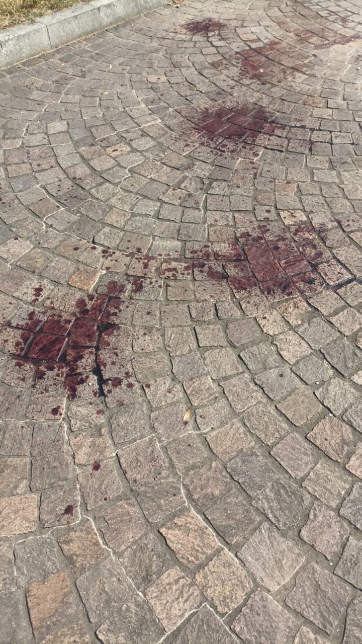 Lite in stazione, 42enne colpito alla gola