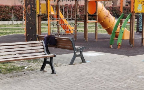 Lite per una giostrina degenera in aggressione razzista, ferita anche una bambina