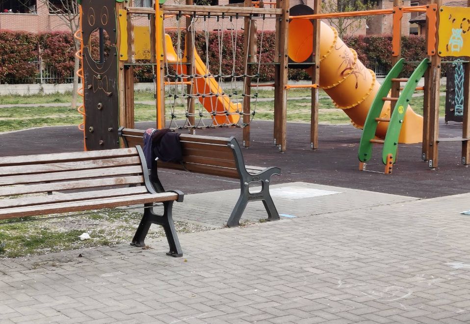 Lite per una giostrina degenera in aggressione razzista, ferita anche una bambina