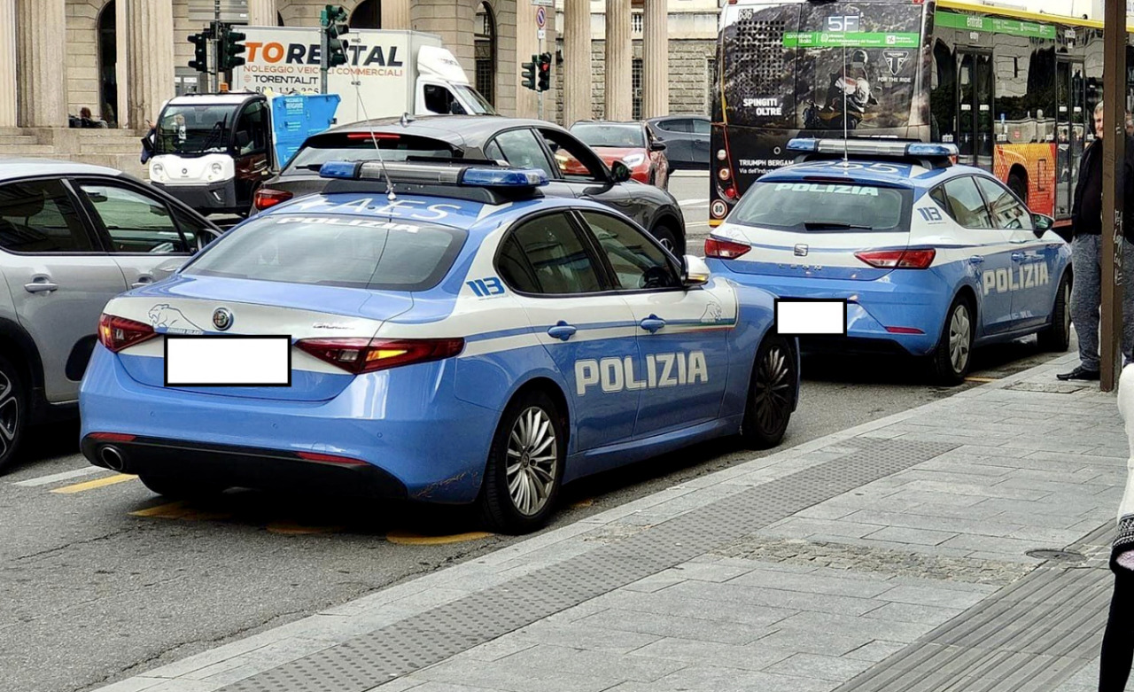 Litigano per… un pezzo di formaggio: spuntano un cavatappi e cocci di bottiglia, poi l’inseguimento in centro a Bergamo
