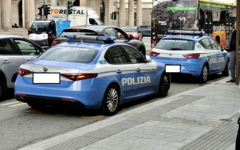Litigano per… un pezzo di formaggio: spuntano un cavatappi e cocci di bottiglia, poi l’inseguimento in centro a Bergamo