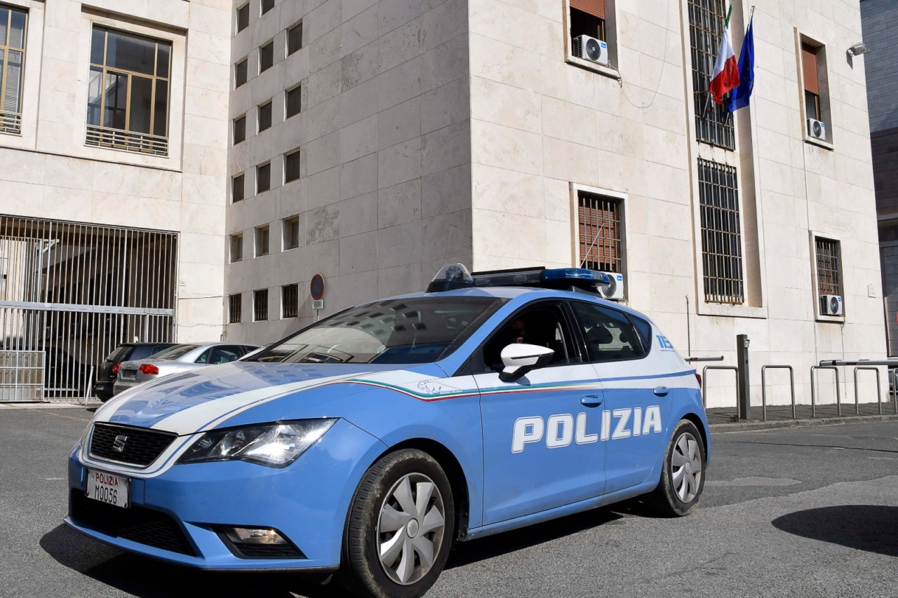 Livorno, toglie il cellulare al figlio che reagisce: finisce a botte e arriva la polizia