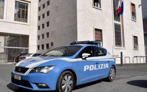 Livorno, toglie il cellulare al figlio che reagisce: finisce a botte e arriva la polizia